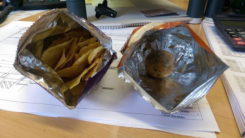 英国男子超市购买薯片 打开包装发现整颗马铃薯(组图)