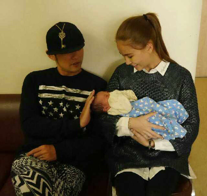 周杰伦昆凌再当干爹干妈 抱婴儿显慈爱