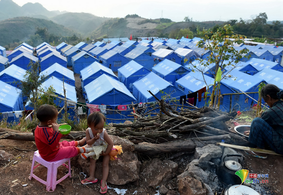 实拍中缅边境线上难民营