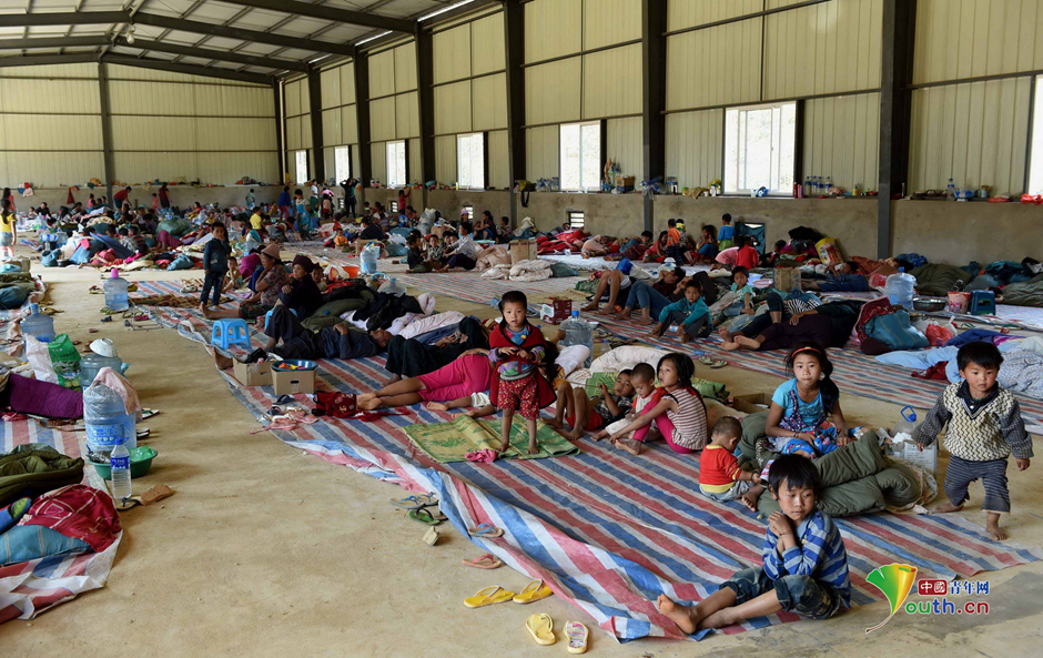 实拍中缅边境线上难民营