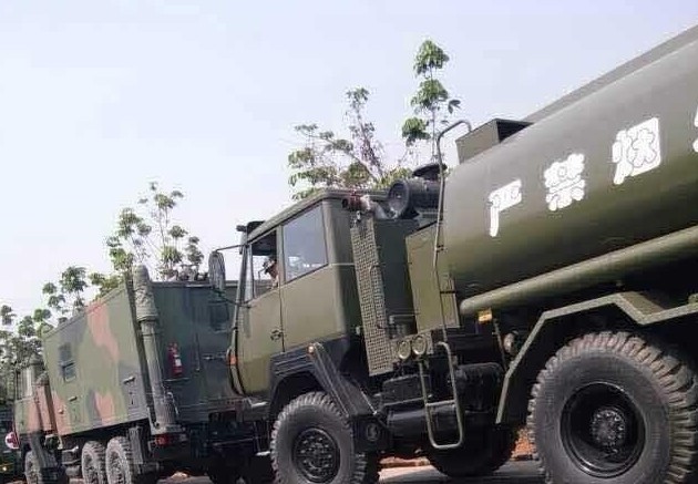 解放军防空导弹和高炮进驻中缅边境