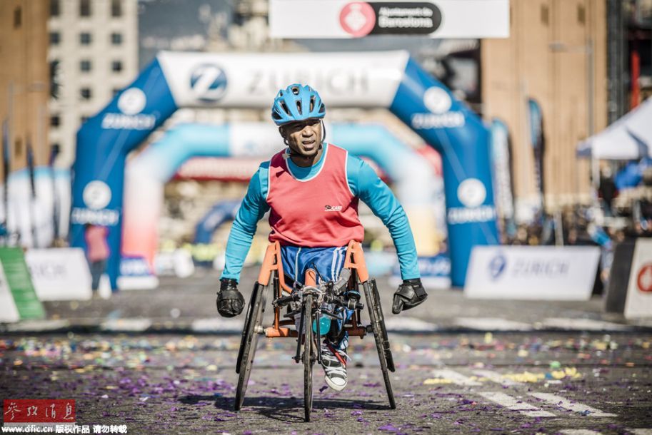 励志选手用轮椅跑完马拉松全程