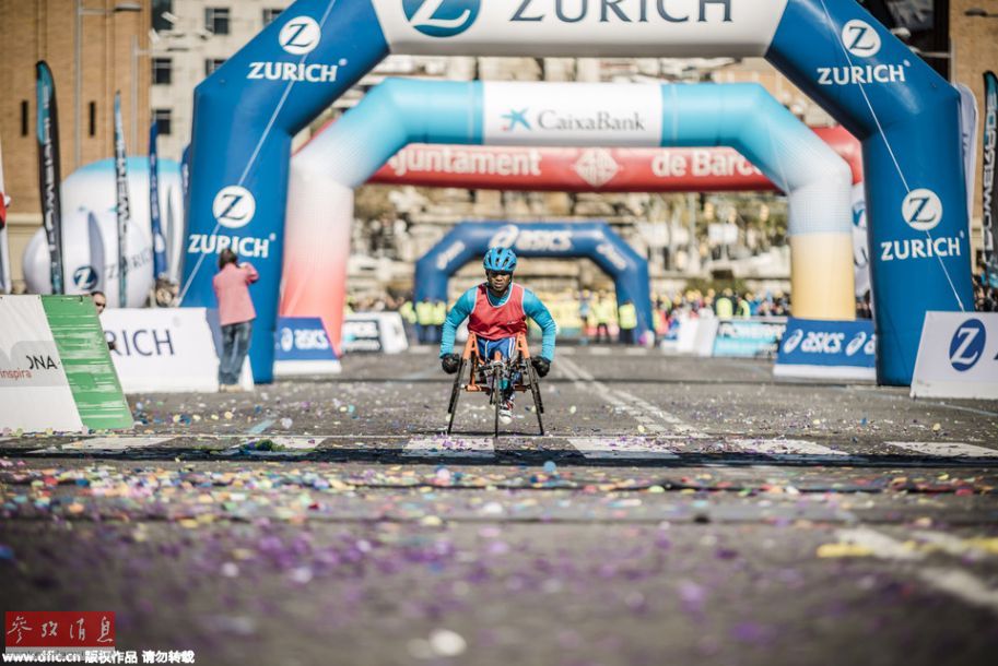 励志选手用轮椅跑完马拉松全程