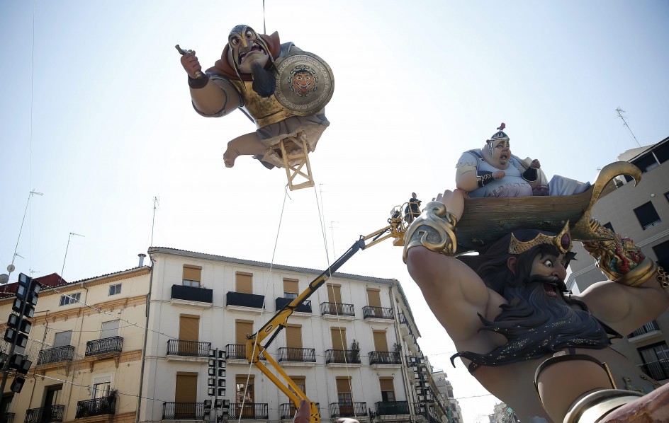 巨型纸偶现身西班牙街头 庆祝法雅节