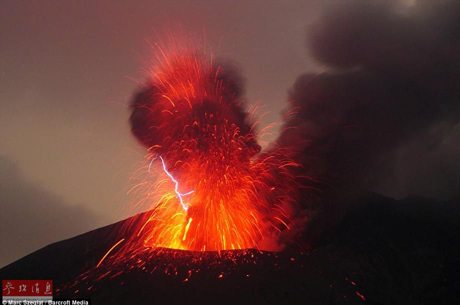 日本樱桃岛出现罕见火山闪电现象