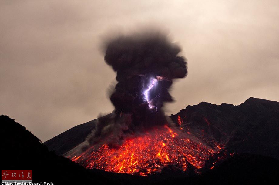 日本樱桃岛出现罕见火山闪电现象