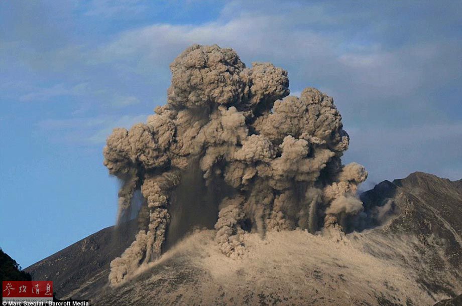 日本樱桃岛出现罕见火山闪电现象