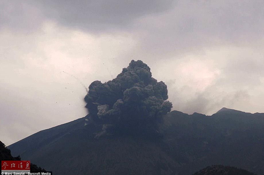 日本樱桃岛出现罕见火山闪电现象