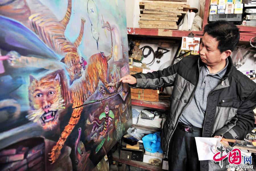 农民画家创作“反贪打虎图” 绘描800幅油画惟妙惟肖