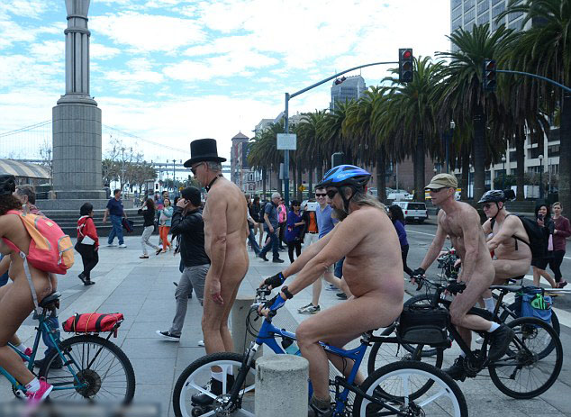 旧金山30人裸体骑车 抗议石油依赖