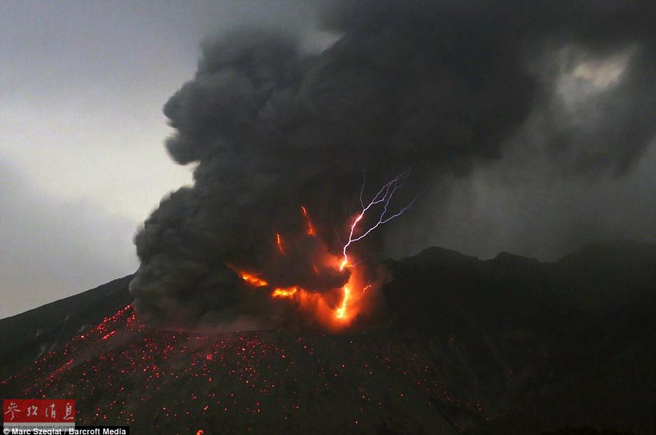 日本樱桃岛出现罕见火山闪电现象