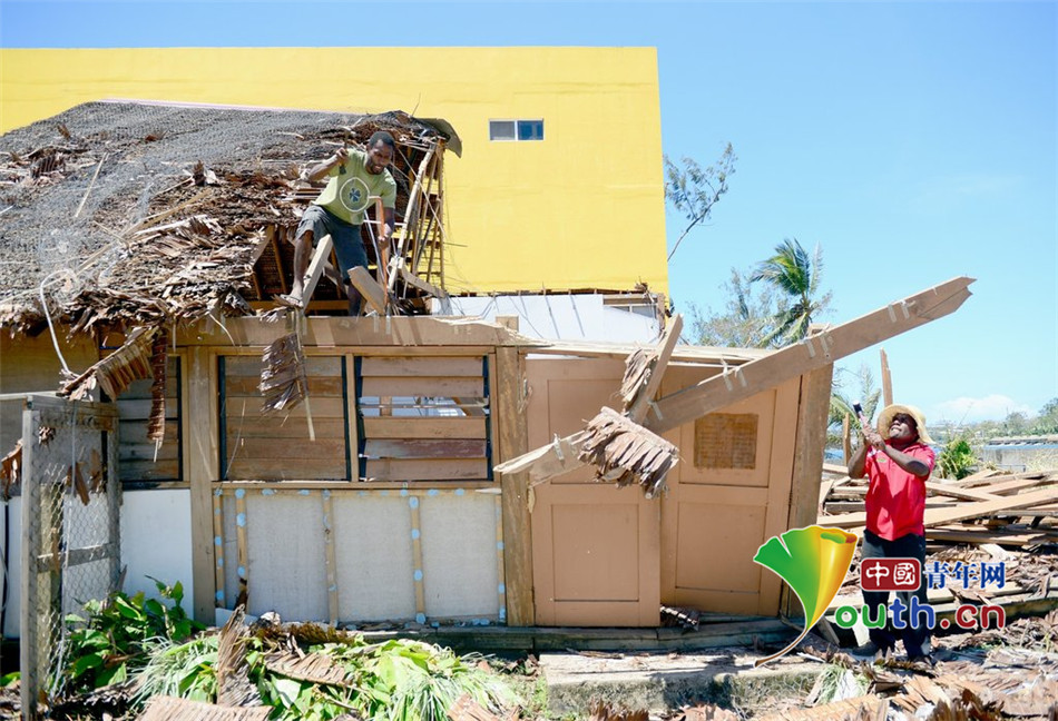 瓦努阿图民众进行灾后清理工作