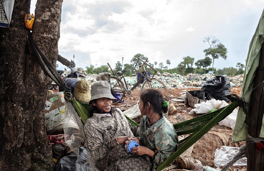 柬埔寨垃圾场童工悲惨生活成游客猎奇景点