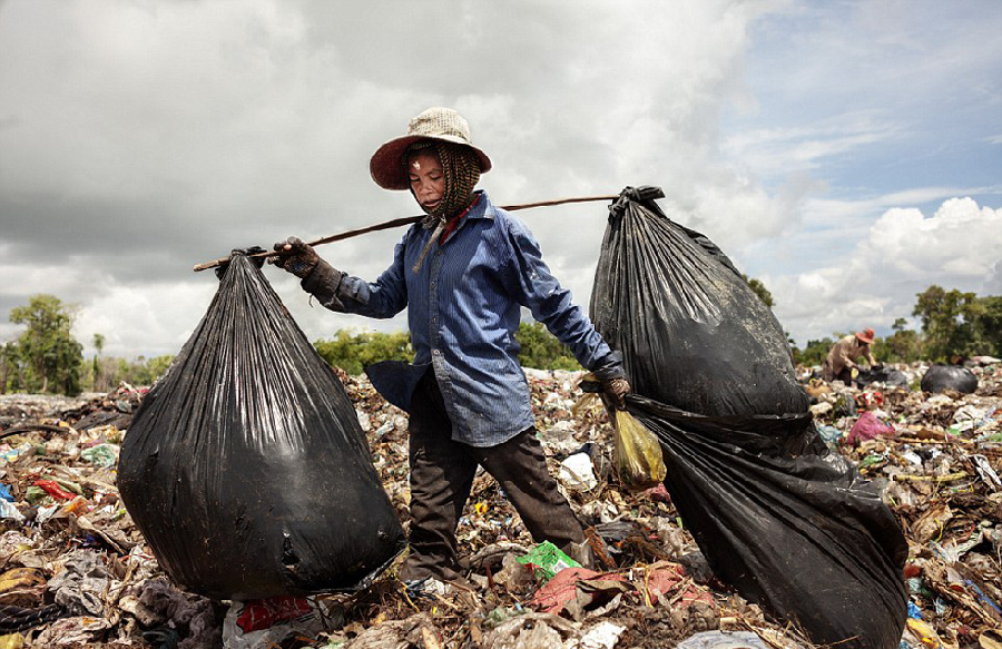 柬埔寨垃圾场童工悲惨生活成游客猎奇景点