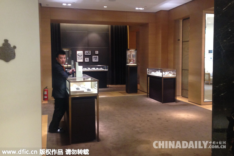 北京被抢卡地亚手表店安保增加正常营业[3]