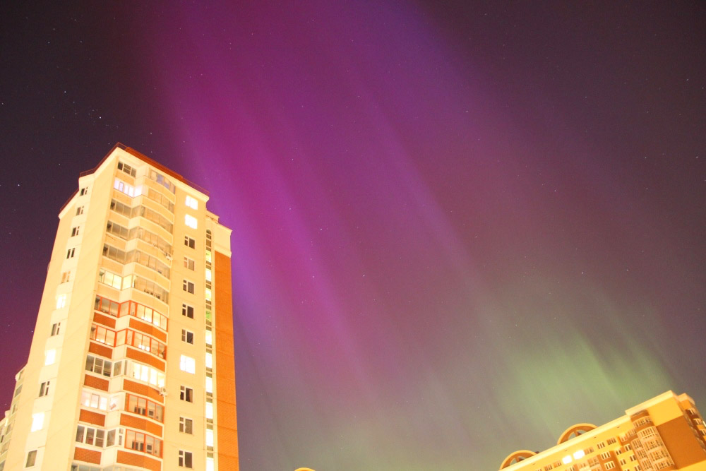 俄罗斯多地天空现罕见极光 绚丽多彩