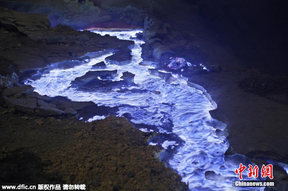 印尼火山喷发“蓝色岩浆” 如科幻大片场景