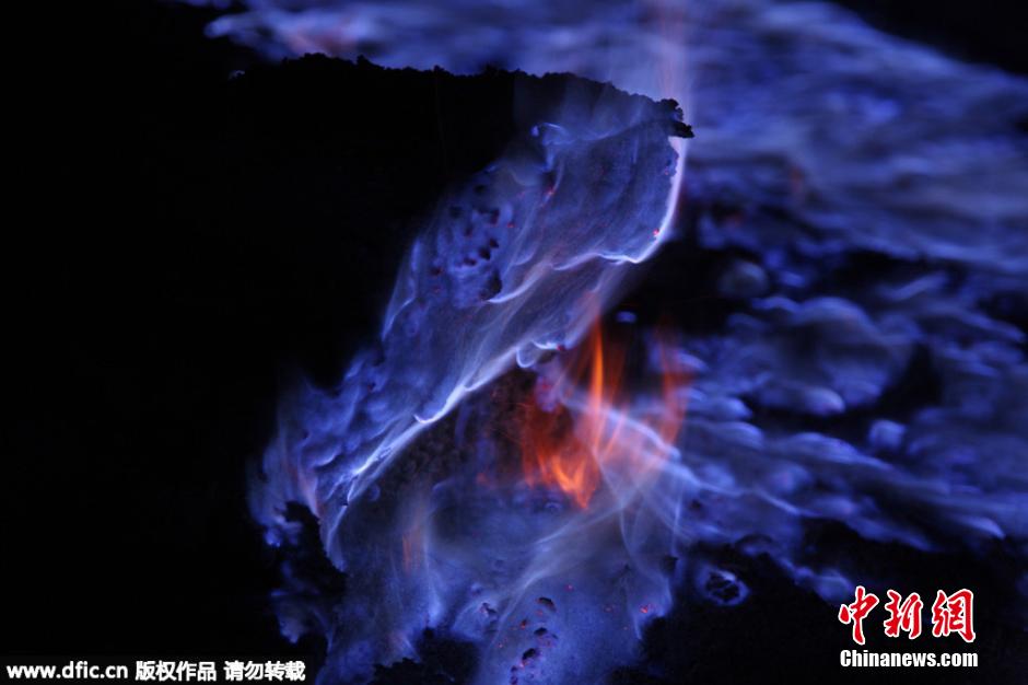 印尼火山喷发“蓝色岩浆” 如科幻大片场景