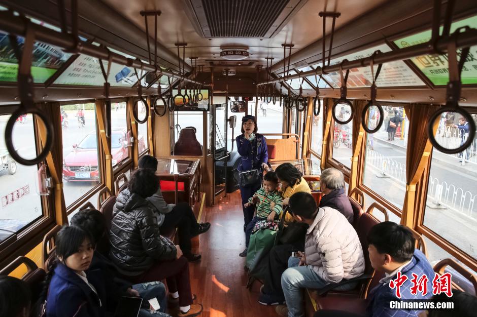 北京仿古“铛铛车”观光二号线开通