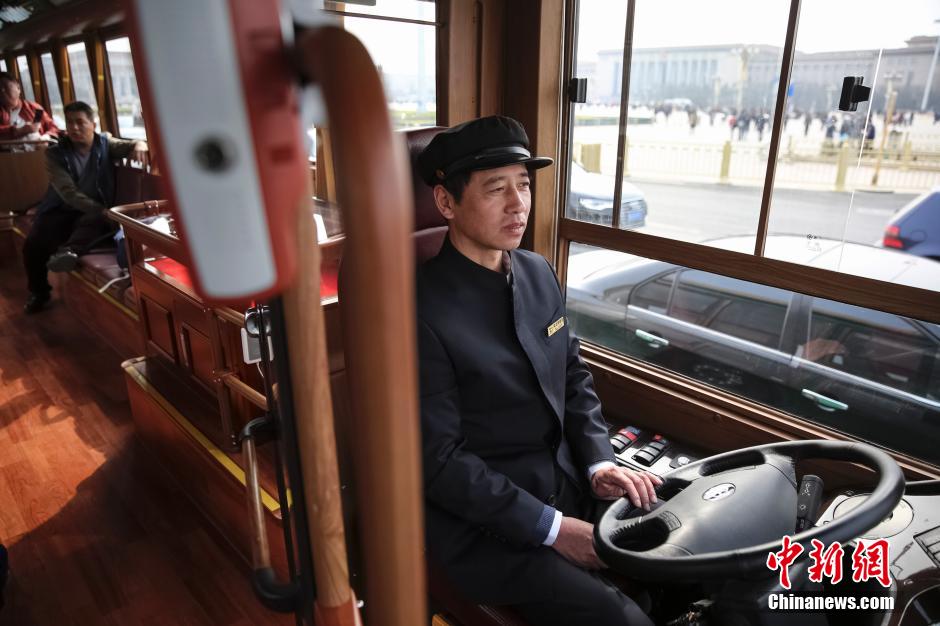 北京仿古“铛铛车”观光二号线开通