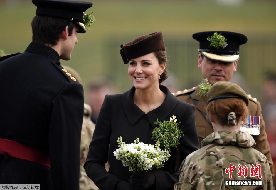 英国庆祝圣帕特里克节 凯特王妃挺孕肚造访军营