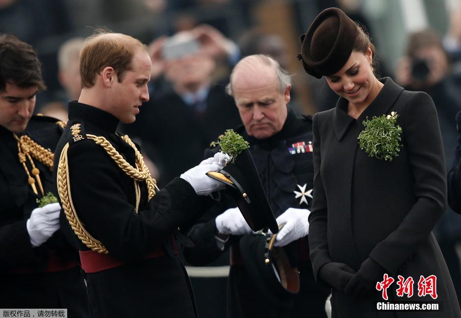 英国庆祝圣帕特里克节 凯特王妃挺孕肚造访军营