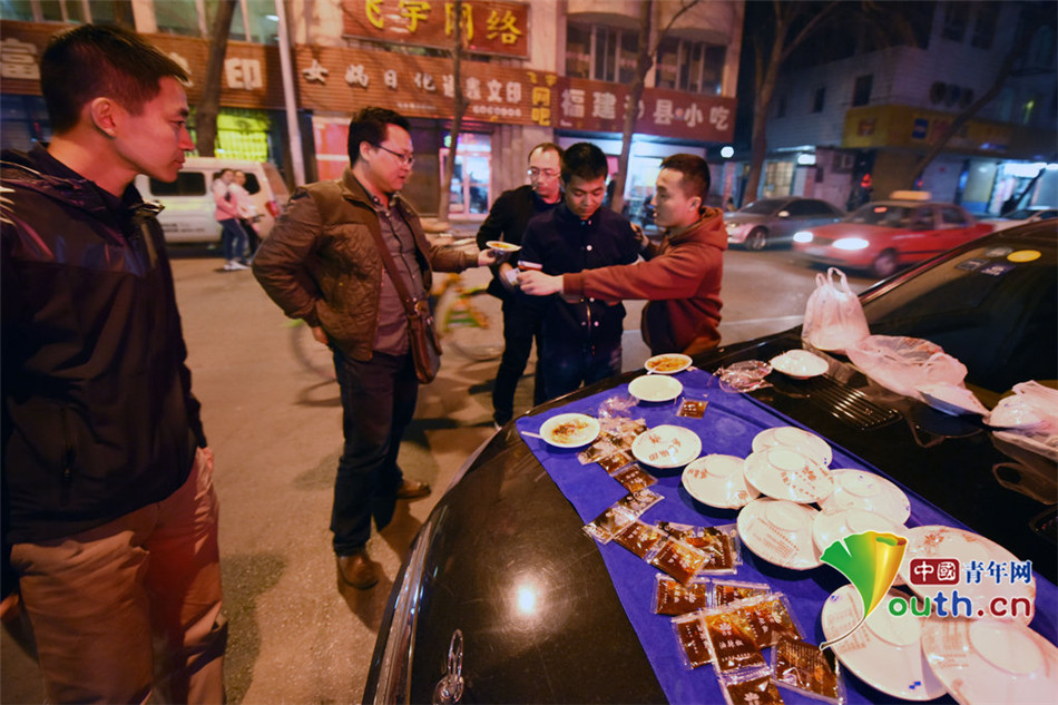 山西太原：任性土豪开“大奔”卖小吃