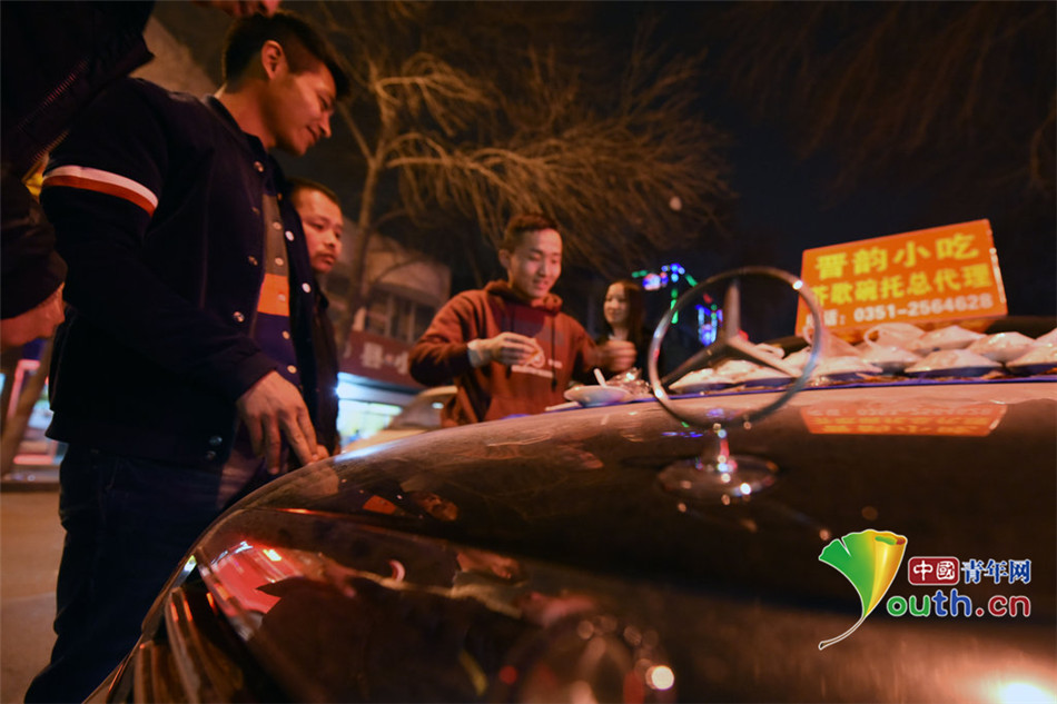 山西太原：任性土豪开“大奔”卖小吃