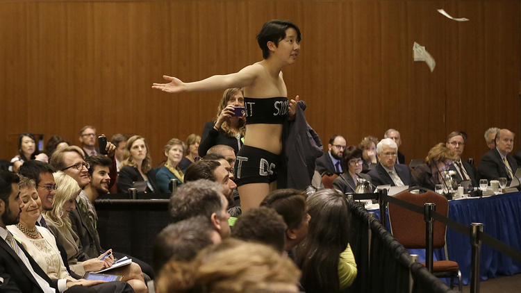 美国加州大学一亚裔女生脱衣抗议学费上涨