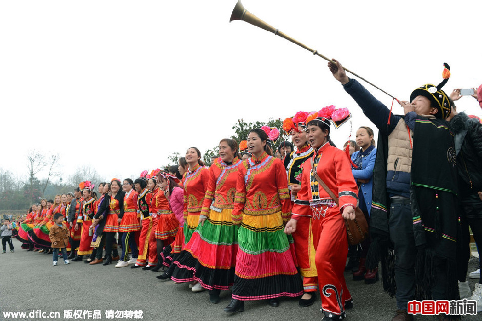 贵州举行祭花神仪式 彝族姑娘抱大坛子喝酒(组图)