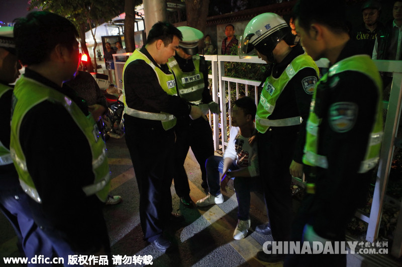 广东惠州男子逃避检查连撞2车“前脸”损毁严重