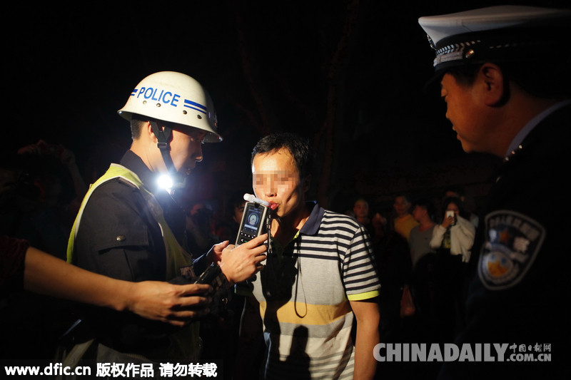 广东惠州男子逃避检查连撞2车“前脸”损毁严重