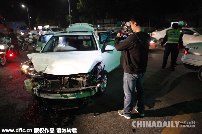 广东惠州男子逃避检查连撞2车“前脸”损毁严重