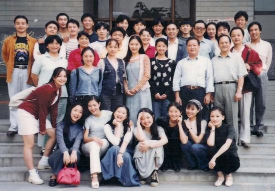 黄晓明参加北影96班同学会 赵薇遗憾缺席