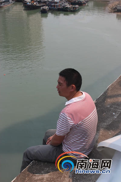 男子欲跳桥讨薪 儿子大喊:爸爸回来