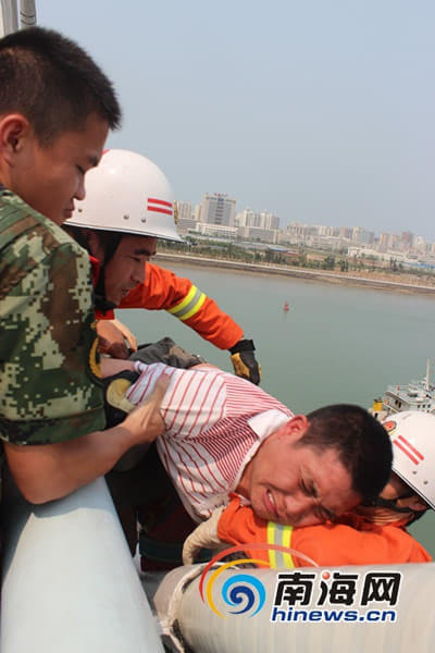 男子欲跳桥讨薪 儿子大喊:爸爸回来