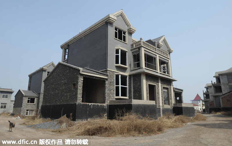 太原：团购房变“违建” 百栋烂尾别墅遭废弃荒草丛生