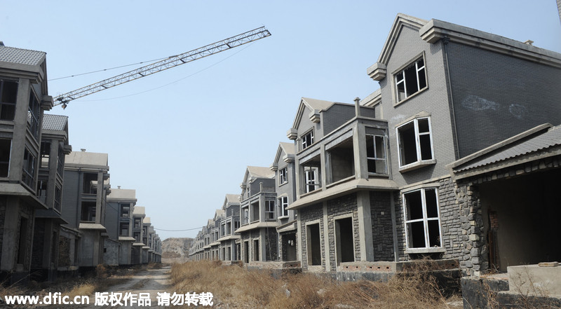 太原：团购房变“违建” 百栋烂尾别墅遭废弃荒草丛生
