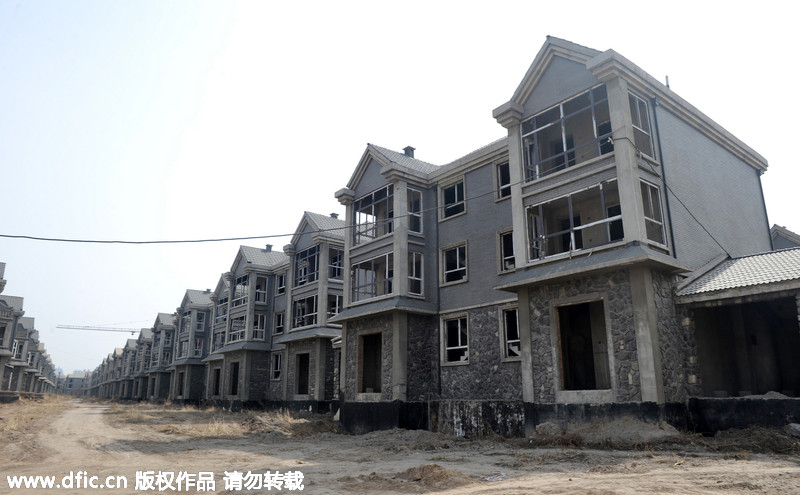 太原：团购房变“违建” 百栋烂尾别墅遭废弃荒草丛生