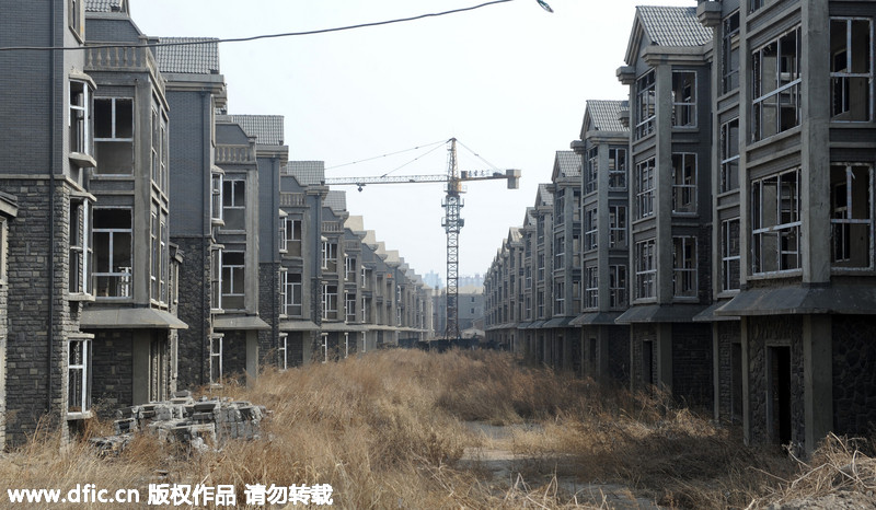 太原：团购房变“违建” 百栋烂尾别墅遭废弃荒草丛生