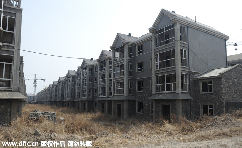 太原：团购房变“违建” 百栋烂尾别墅遭废弃荒草丛生