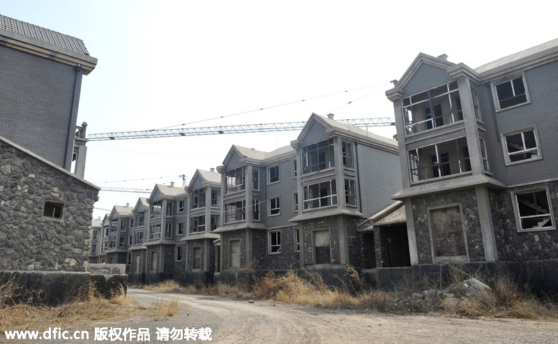 太原：团购房变“违建” 百栋烂尾别墅遭废弃荒草丛生