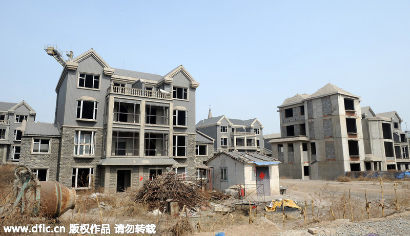太原：团购房变“违建” 百栋烂尾别墅遭废弃荒草丛生