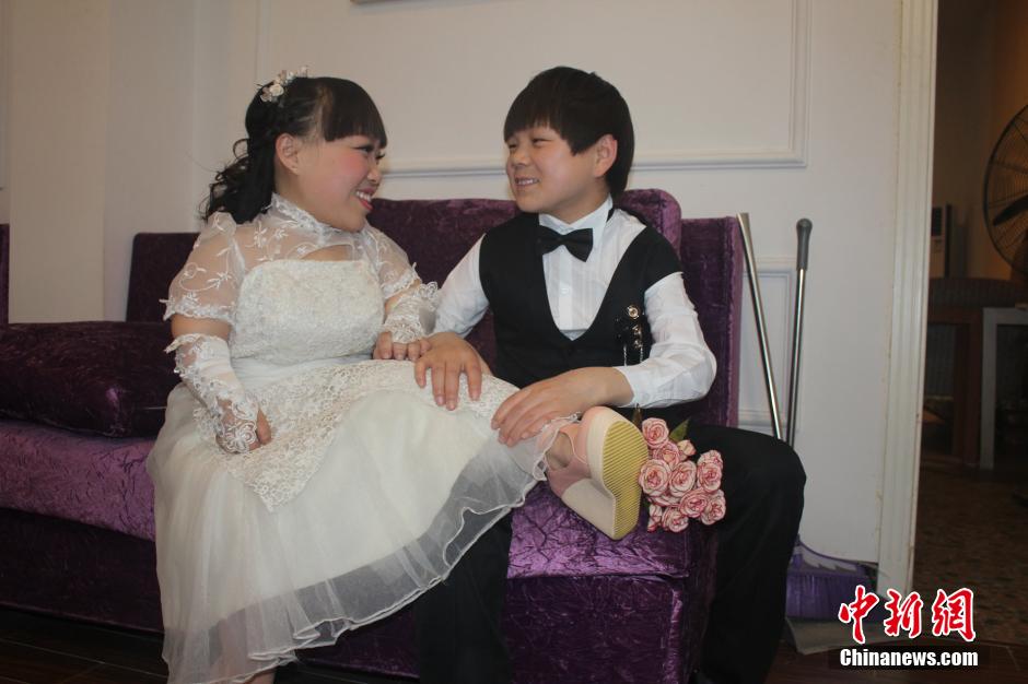 “一米大学生”拍婚纱照做幸福新娘