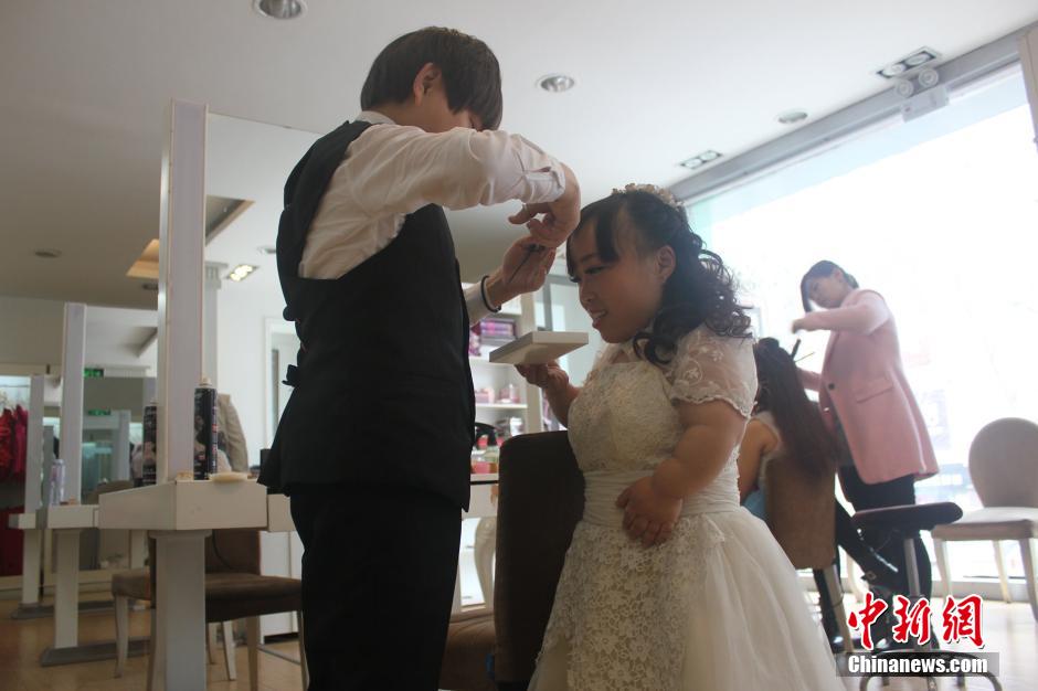 “一米大学生”拍婚纱照做幸福新娘