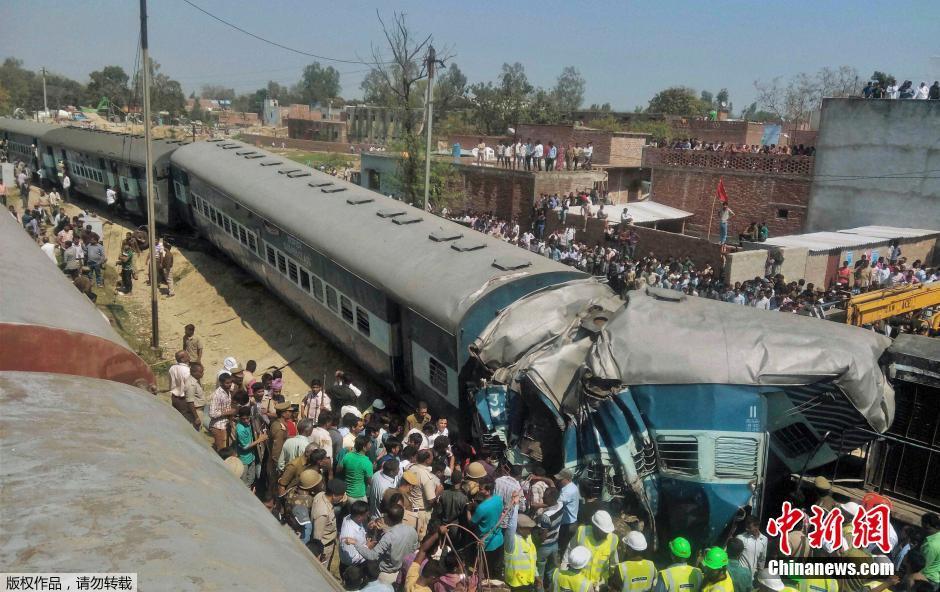 印度一列火车出轨已致数十人死亡