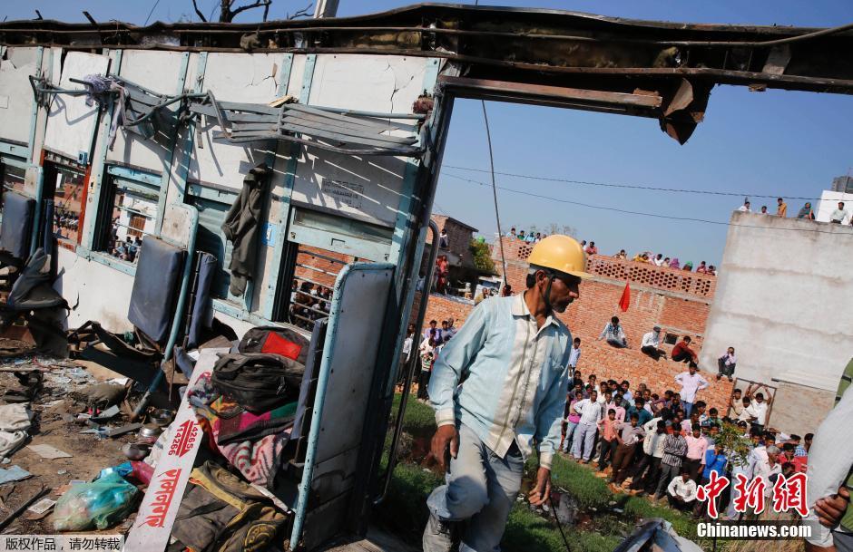 印度一列火车出轨已致数十人死亡