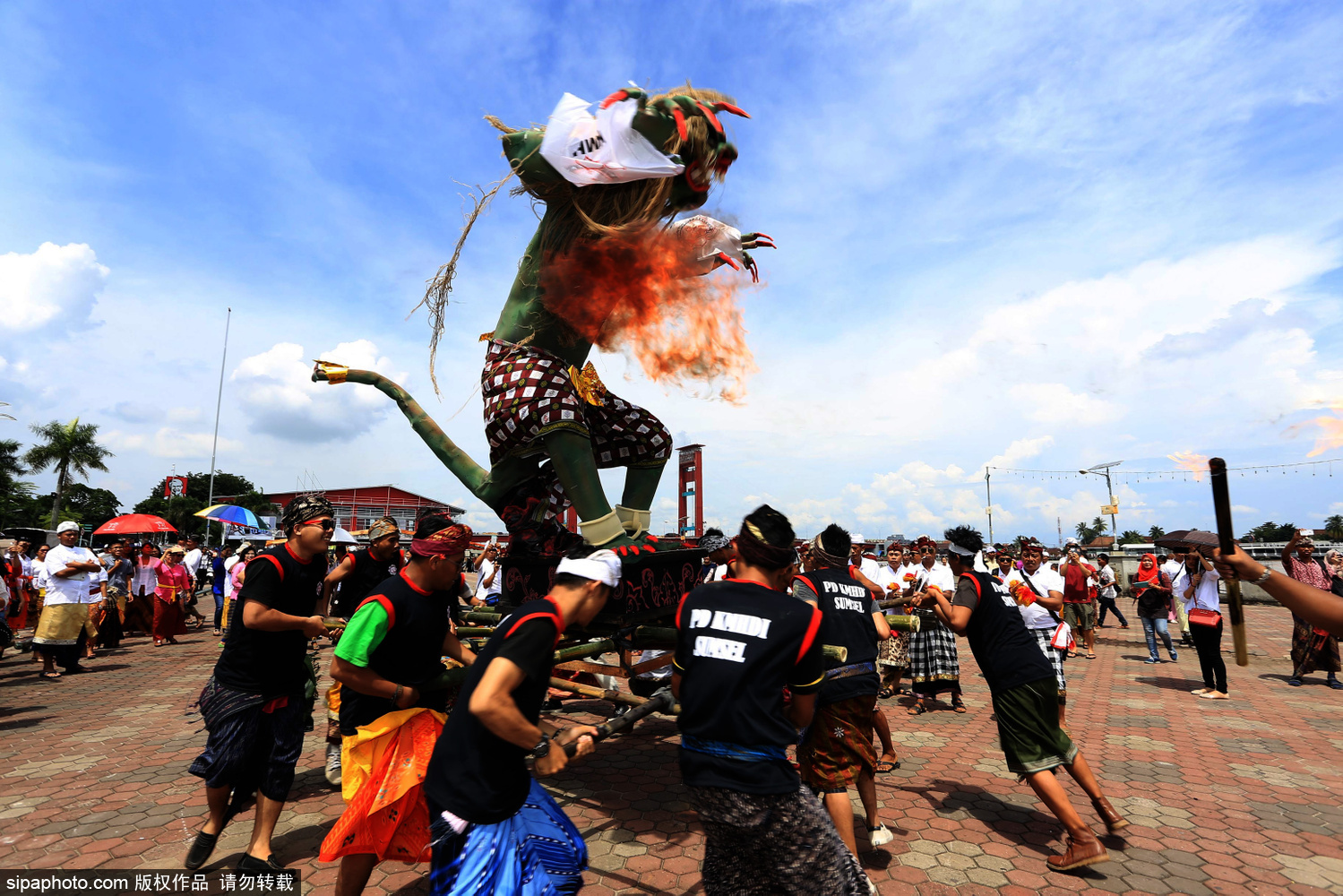 印尼民众举行焚烧恶魔游行 祛除噩运