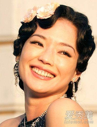 灰姑娘掀复古风 女星卷发争相比美