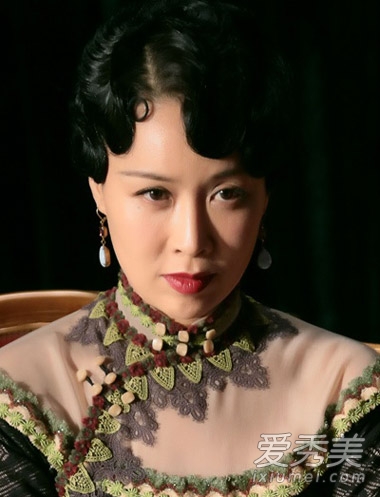 灰姑娘掀复古风 女星卷发争相比美